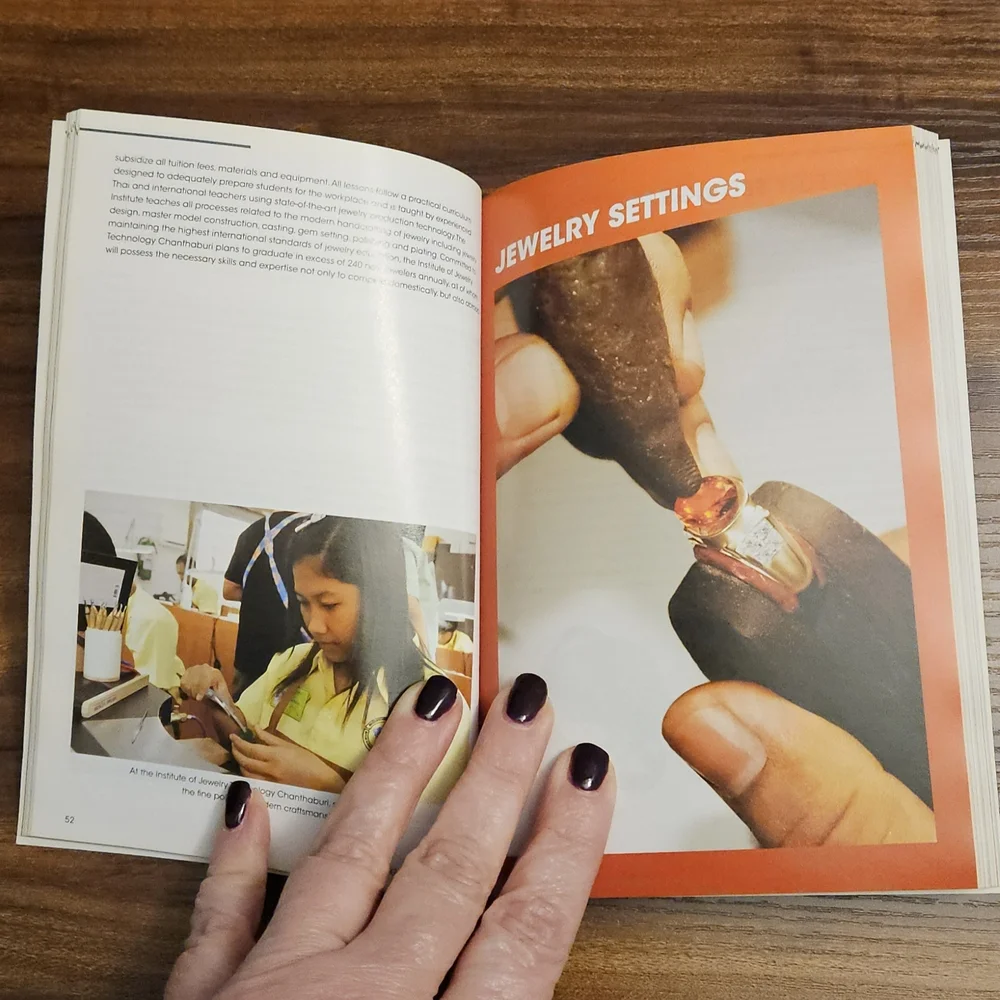 Guide To Gems & Jewelry Book - Picture 4 of 4